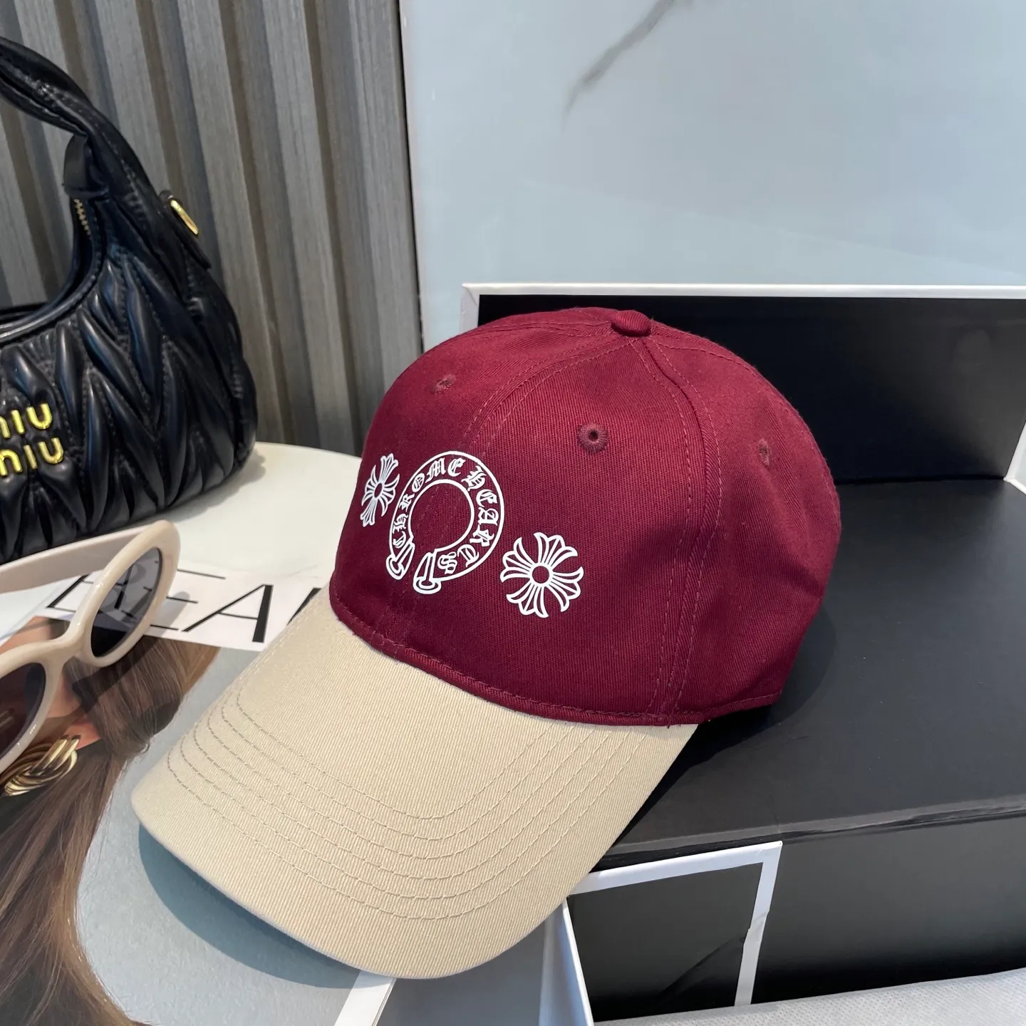 P60 Crow Heart 🆕🆕New color-blocked baseball cap, personalized fashion classic cross logo, casual with a cool feeling, unisex style, same style for men and women! Very easy to match! Head circumference: 56-58cm is available
